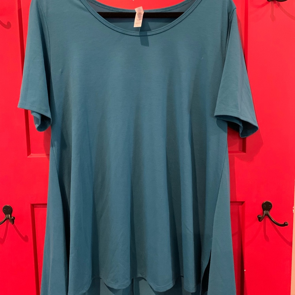 Large LuLaRoe Flowy top in bluishgreen color